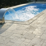 Designul piscinei Romana imbina liniile drepte cu cele semicirculare din zona scarilor