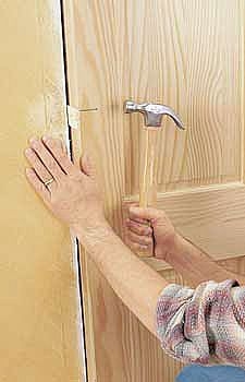 Fixarea tocului usii cu cuie